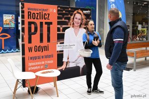 Konsultantka rozmawia z mieszkańcami w galerii „Szperk” 
