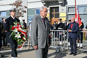 Andrzej Krajniak &ndash; prezes Stowarzyszenia Gdynian Wysiedlonych składający kwiaty pod pomnikiem podczas uroczystości z okazji 87. rocznicy pierwszych wysiedleń Gdynian