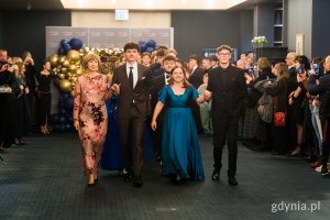 Maturzyści zatańczyli Poloneza u boku prezydent Gdyni Aleksandry Kosiorek i dyrektorki ZSAE Anny Marlewskiej (fot. Paweł Budziński)