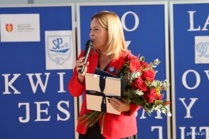Ludzie podczas uroczystości jubileuszu 90-lecia SP 10 w Gdyni