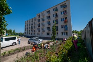 Sąsiedzi z bloku przy ul. Dickmana 38 podczas urządzania ogrodu // fot. Laboratorium Innowacji Społecznych