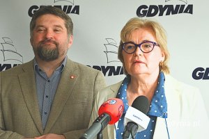 Od lewej: przewodniczący Rady Miasta Gdyni Tadeusz Szemiot oraz radna Gdyni, przewodnicząca Komisji Sportu RMG Teresa Bysewska stojący przed mikrofonem