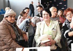 Grupa osób siedzących na krzasłach