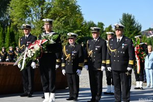 Kwiaty składają przedstawiciele Marynarki Wojennej