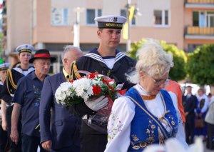 Na zdjęciu marynarz z wiązanką kwiat&oacute;w, z tyłu prezes Światowego Związku Żołnierzy Armii Krajowej o/Gdynia Krzysztof Jankowski