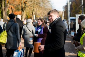 Radny miasta Dominik Aziewicz i prezydent Aleksandra Kosiorek podczas kwesty na rzecz gdyńskiego hospicjum