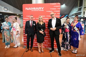 Na zdj. (trzeci z prawej) m.in. wiceprezydent Gdyni Bartłomiej Austen na ściance z napisem Namiary na morze i handel