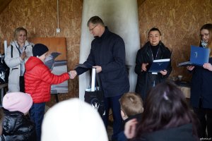 Wiceprezydent Gdyni Rafał Geremek wręcza nagrodę jednemu z laureat&oacute;w