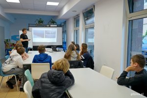 Uczestnicy warsztat&oacute;w naukowych dla młodzieży w Miejscu Otwartym i prowadzący Zbigniew Czapliński z Działu Wydarzeń i Program&oacute;w Naukowych Centrum Nauki Experyment