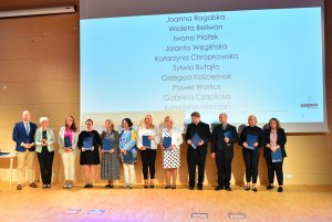 Nauczyciele na pamiątkowym zdjęciuNauczyciele na pamiątkowym zdjęciu