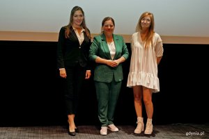 Od prawej: Hanna Kostkowska - laureatka konkursu „Kurs na Biznes” w kategorii „Start-up”, prezydent Gdyni Aleksandra Kosiorek oraz Aleksandra Grabowiec - laureatka konkursu „Kurs na Biznes” w kategorii „Idea” podczas finału konkursu „Kurs na biznes” 