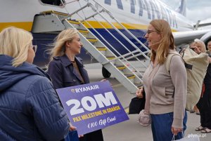 Alicja W&oacute;jcik-Gołębiowska &ndash; rzecznik prasowy i szefowa komunikacji Ryanaira na region Europy Środkowo-Wschodniej i kraj&oacute;w bałtyckich gratulująca pani Aleksandrze 