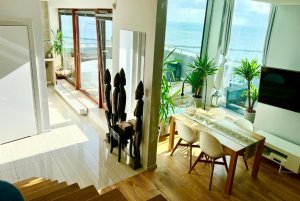 Jeden z pokoi w obiekcie Sea Towers Penthouse 28-29 two-floors sea view panoramic terrace
