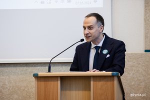 Dawid Biernacik, radny Gdyni, podczas I sesji Rady Miasta Gdyni IX kadencji 