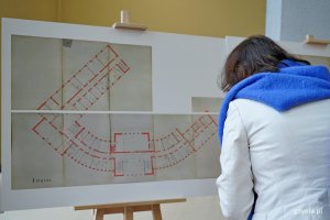 Goście zaproszeni na inaugurację wystawy w sądzie przyglądający się ekspozycji 