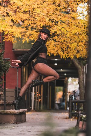 Na zdj. Monika Kozłowska tańczy na ulicy