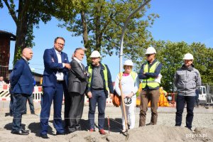 Wczoraj na placu budowy spotkała się specjalnie zwołana rada. W spotkaniu wzięli udział m.in: Wojciech Szczurek, prezydent Gdyni, Marek Łucyk, wiceprezydent Gdyni, Roman Witowski, dyrektor ZDiZ w Gdyni oraz przedstawiciele firmy MTM, wykonawcy robót, fot. Jan Ziarnicki. 