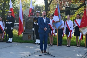 Krzysztof Jankowski - prezes gdyńskiego oddziału Światowego Związku Żołnierzy Armii Krajowej podczas uroczystości z okazji 84. rocznicy utworzenia Polskiego Państwa Podziemnego. Z tyłu posterunek honorowy i poczty sztandarowe przy pomniku Armii Krajowej na skwerze Kościuszki 