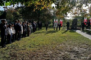 Uczestnicy uroczystości z okazji 87. rocznicy zakończenia walk w obronie Kępy Oksywskiej zgromadzenia przy Obelisku Obrońc&oacute;w Kępy Oksywskiej na Babich Dołach 