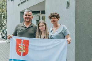 Osoby z flagą Gdyni