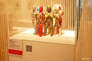 Praca „Widz” autorstwa June Lee otrzymała Nagrodę Muzeum Miasta Gdyni. Kilka różnobarwnych figurek wyszytych z materiału stoi obok siebie w dwóch rzędach