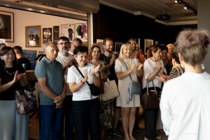 Uczestnicy wernisażu wystawy &bdquo;Gdynia Gł&oacute;wna&rdquo; w Galerii Gdyńskiego Centrum Filmowego