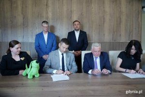 Podpisanie umowy na dostawę 18 nowych, spalinowych autobus&oacute;w. Na zdjęciu widoczni od lewej: Aleksandra Kosiorek, prezydent Gdyni, Andrzej Sienkiewicz, dyrektor sprzedaży krajowej Solaris Bus & Coach sp. z o.o., Tomasz Konewka, prezes zarządu sp&oacute;łki Gdyńska Komunikacja Miejska oraz Agnieszka Jankowska, wiceprezes zarządu GKM sp. z o.o. Z tylu Tomasz Augustyniak, wiceprezydent Gdyni oraz Rafał Geremek, wiceprezydent Gdyni. (fot. Łukasz Kamasz)