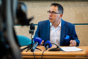 Konferencja prasowa w Urzędzie Miasta Gdyni zapowiadająca zmiany w organizacji ruchu w związku z budową Obwodnicy Witomina. Marcin Gromadzki, rzecznik prasowy ZKM-u Gdynia (fot. Kamil Złoch).