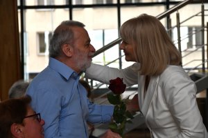 kobieta wręcza mężczyźnie różę