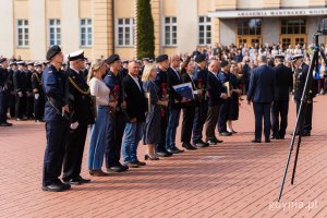 Rektor-komendant Akademii Marynarki Wojennej kadm. prof. dr hab. Tomasz Szubrycht gratulujący wyr&oacute;żnionym podchorążym oraz ich rodzinom 