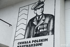 Lewa strona muralu „Chwała polskim marynarzom”. U góry podobizna kmdr. Czesława Cześnika - pierwszego komendanta Ośrodka Szkolenia Żeglarskiego Marynarki Wojennej 
