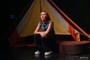 Karolina Trojnacka, studentka IV roku Studium Wokalno-Aktorskiego im. Danuty Baduszkowej w Gdyni, podczas próby medialnej do spektaklu „Wanożnicë” w Teatrze Muzycznym