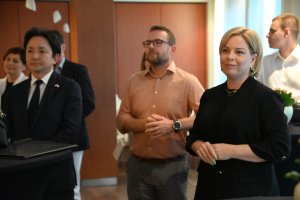 na zdjęciu uśmiechnięci ludzie