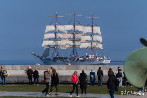 &bdquo;Dar Młodzieży" rozpoczął dziś rejs liczący około 12 tysięcy mil morskich (fot. Paweł Budziński)