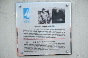 Tablica upamiętniająca wybitnych żeglarzy: Zbigniewa i Tomasza Milewskich (fot. Michał Puszczewicz)