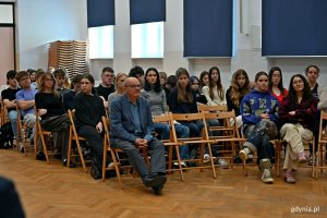 Społeczność II LO podczas inauguracji wystawy &bdquo;Gdynia x 10&rdquo; w auli II LO w Gdyni 