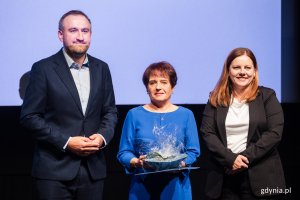 Teresa Majewska, laureatka Nagrody Prezydent Miasta Gdyni dla pracowników ochrony zdrowia, wraz z prezydent Gdyni Aleksandrą Kosiorek i wiceprezydentem Tomaszem Augustyniakiem