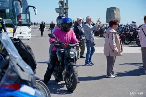 Motocyklistki na mecie przejazdu charytatywnego na rzecz zdrowia kobiet
