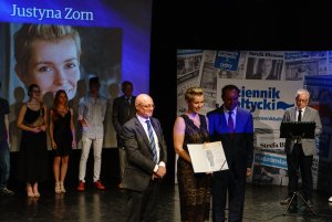 Justyna Zorn - gdynianka nominowana do tytułu Człowieka Roku 2020 "Dziennika Bałtyckiego" wraz z Tomaszem Niskiem - prezesem gdańskiego oddziału Polska Press (po lewej) oraz Mieczysławem Strukiem - marszałkiem województwa pomorskiego (po lewej) // fot. Anna Rezulak