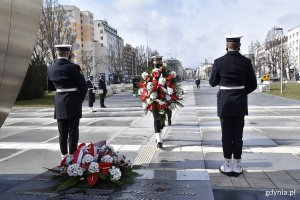 Złożenie wiązanki kwiatów przez przedstawicieli Marynarki Wojennej w Gdyni. 