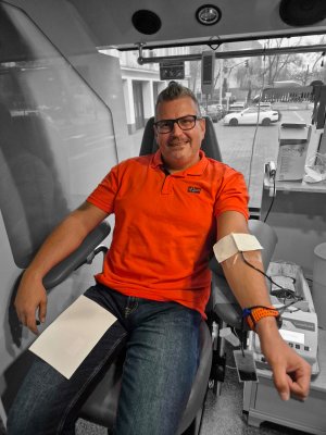 Mężczyna na fotelu oddaje krew