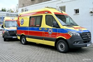 Dwa ambulanse, kt&oacute;re dołączyły do floty Miejskiej Stacji Pogotowia Ratunkowego w Gdyni 