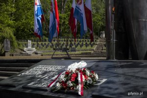 W samo południe przewodnicząca Rady Miasta Joanna Zielińska złożyła wieniec na cmentarzu im. Obrońców Wybrzeża/fot. Przemysław Kozłowski