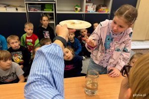 Szkolny Festiwal Nauki w Gdyni w SP 17, na zdjęciu skraplanie podczas zajęć logicznego myślenia (fot. Katarzyna Balcerzak)