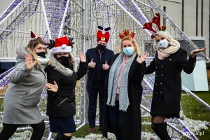 Członkowie Gdyńskiej Rady Turystycznej w świątecznym otoczeniu placu Grunwaldzkiego. Fot. Przemysław Kozłowski