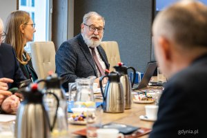 Krzysztot Stanowski, dyrektor Centrum Współpracy Międzynarodowej poprowadził spotkanie na żywo i online