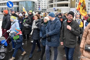 Uczestnicy orszaku przemierzający ulice Gdyni, a wśród nich: (od prawej) radny Gdyni Lechosław Dzierżak, wiceprezydent Gdyni Bartosz Bartoszewicz, Joanna Zielińska - przewodnicząca Rady Miasta Gdyni i wiceprezydentka Gdyni Katarzyna Gruszecka-Spychała