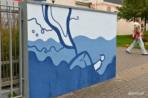 Mural z morzem i łódką, który znajduje się przed wejściem do Uniwersytetu WSB Merito w Gdyni 