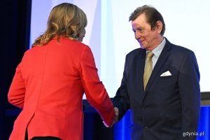 Uroczystość wręczenia odznak honorowych w Sali Koncertowej Portu Gdynia w ramach gdyńskich obchodów 45. rocznicy zakończenia strajków i podpisania porozumień sierpniowych (fot. Michał Puszczewicz)