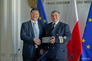 Lo Ta-Sheng – wiceprezydent Kaohsiungu oraz prof. dr hab. inż. kpt. ż. w. Adam Weintrit, rektor Uniwersytetu Morskiego w Gdyni podczas spotkania, które odbyło się na terenie uczelni. W tle flagi Polski i Unii Europejskiej